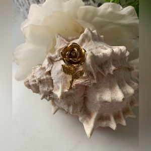 Vintage Flower gold tone brooch.
